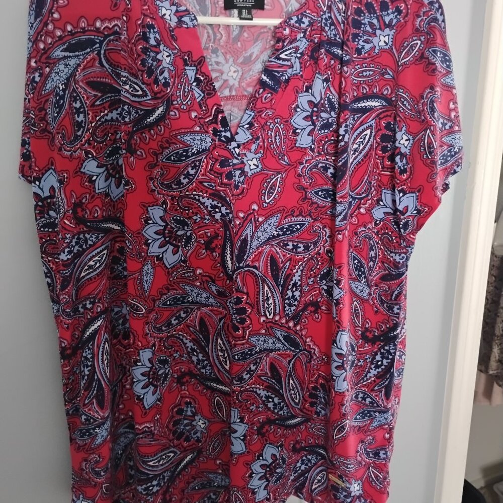 Jones New York red and blue paisley short sleeve blouse
